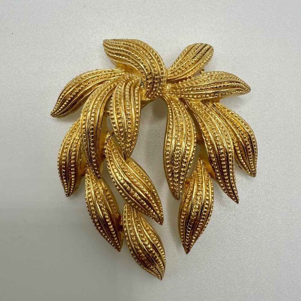 Vintage 1960’s Crown Trifari Large Textured Gold tone Leaf Domed Brooch Pin